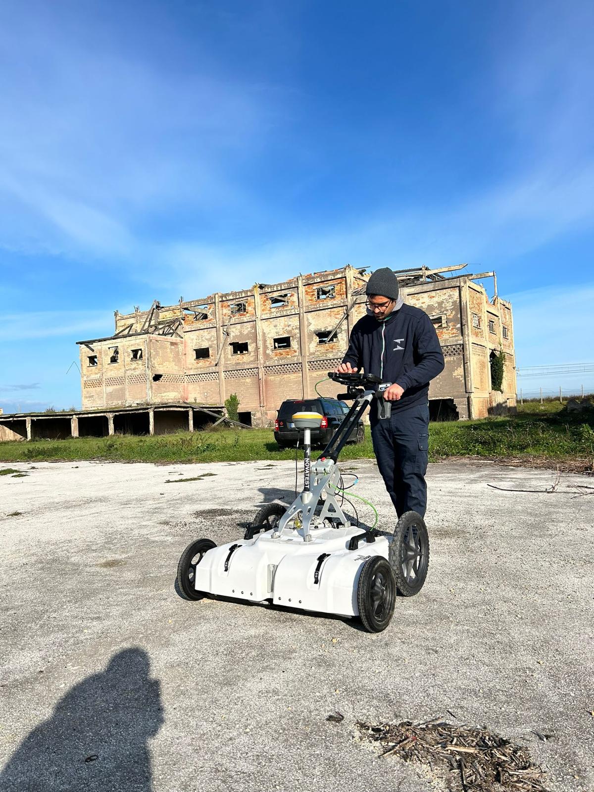 Sistema georadar GPR Raptor multiarray in configurazione pushcart per indagini archeologiche preventive in aree urbane e industriali dismesse