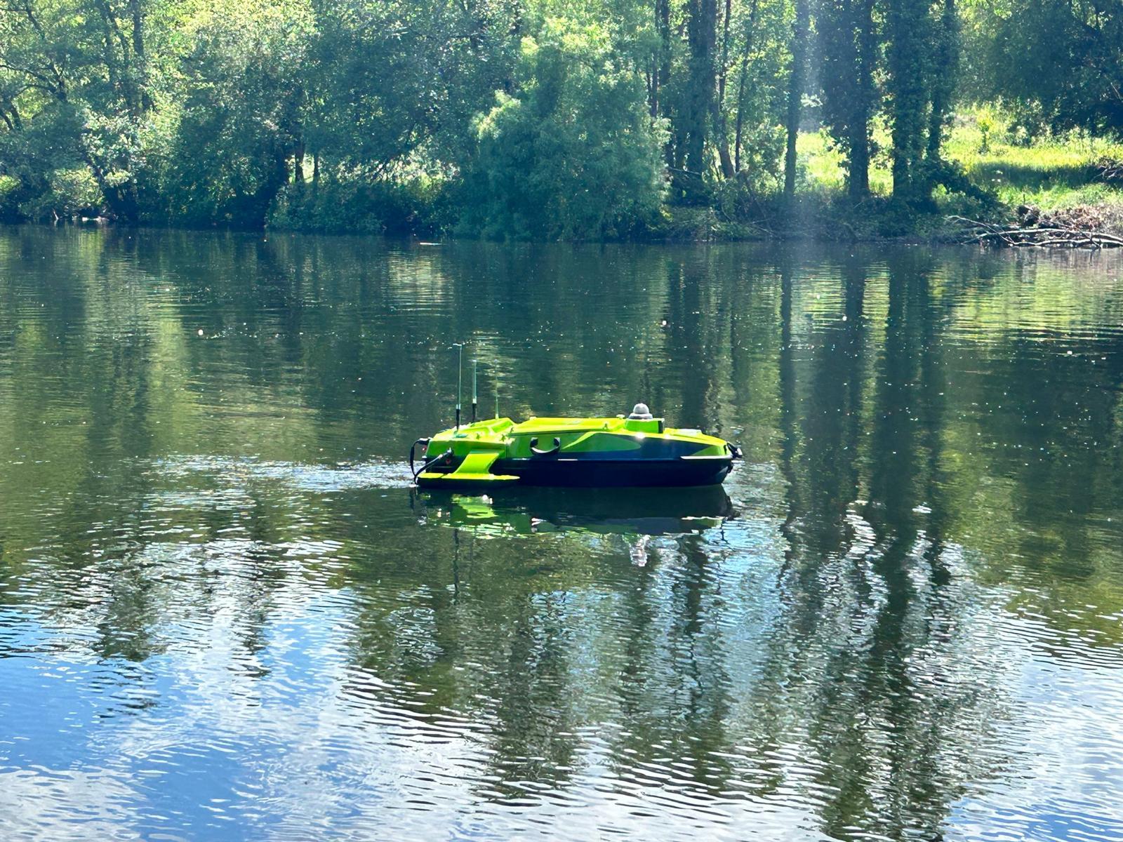 USV Hydroboat in navigazione su fiume per rilievo batimetrico