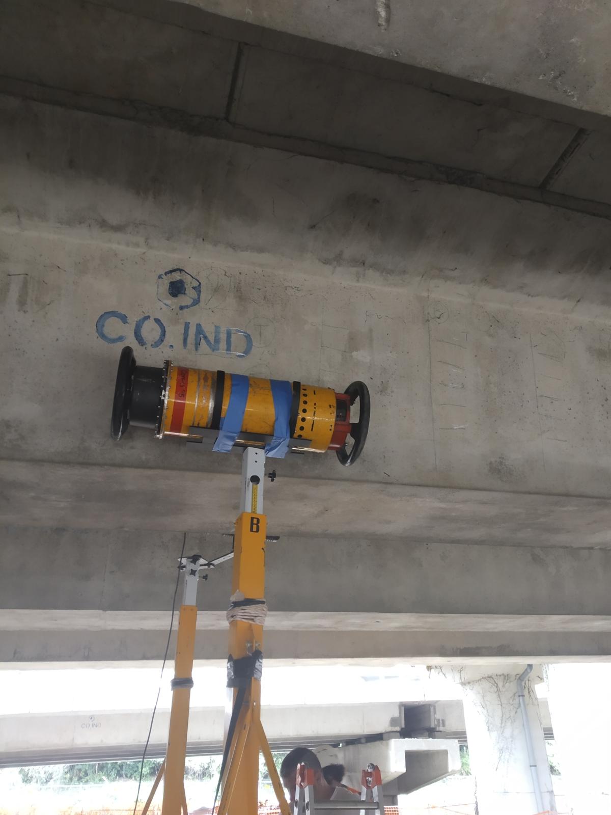 Sorgente X-RAY NOVOdr posizionata su treppiede per radiografia di trave in calcestruzzo di viadotto