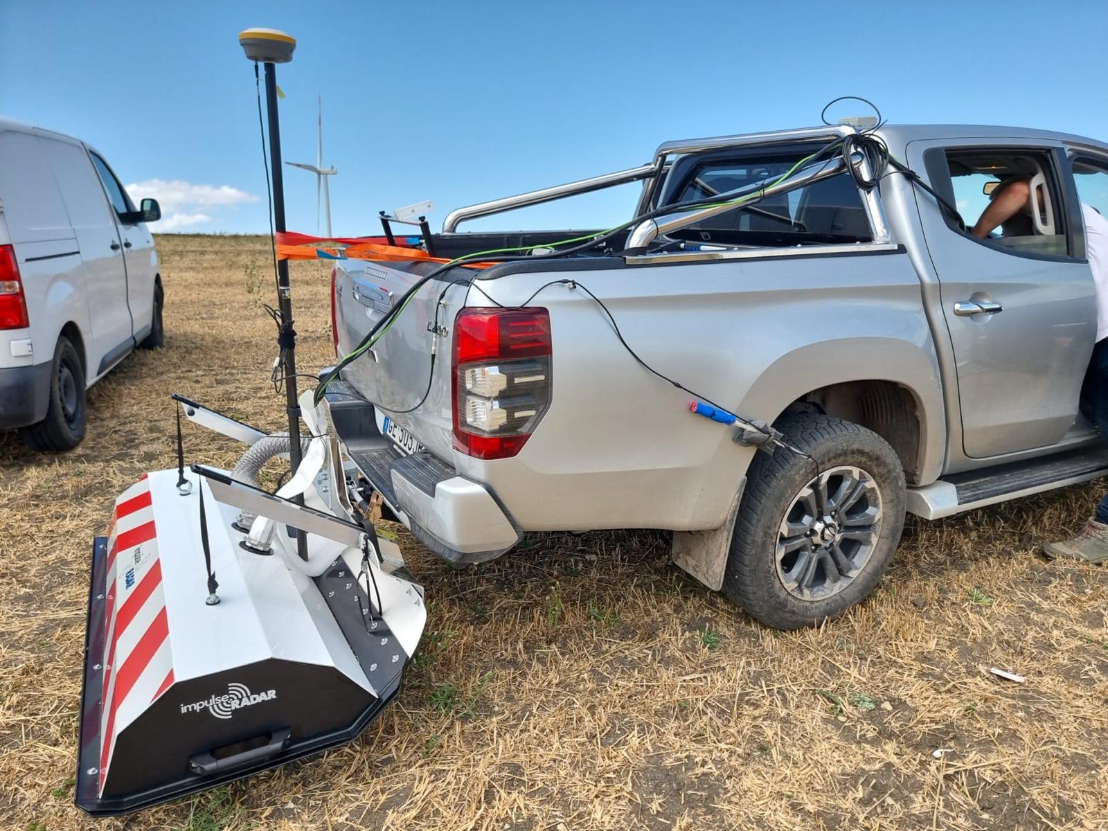 Dettaglio antenna GPR ImpulseRadar Raptor multiarray in configurazione Vehicle Mount con ricevitore GNSS RTK montata su pick-up Novatest
