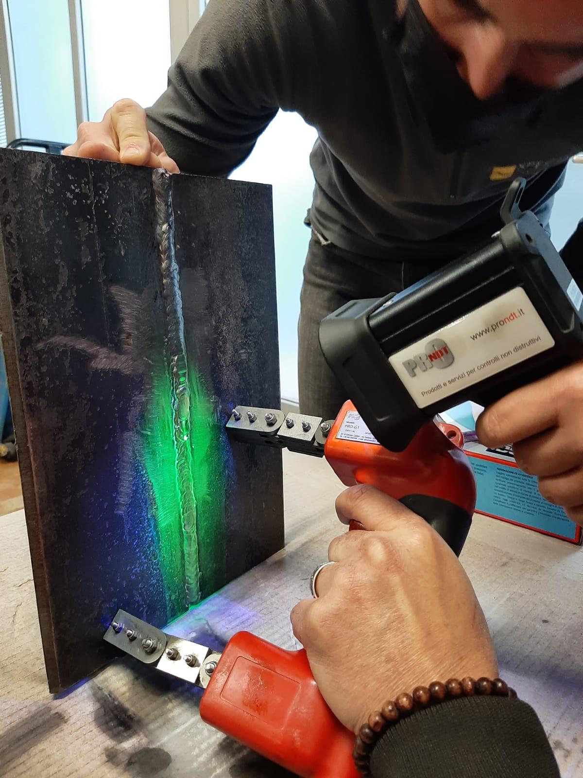 Formazione pratica sui liquidi penetranti fluorescenti per controlli non distruttivi su saldature