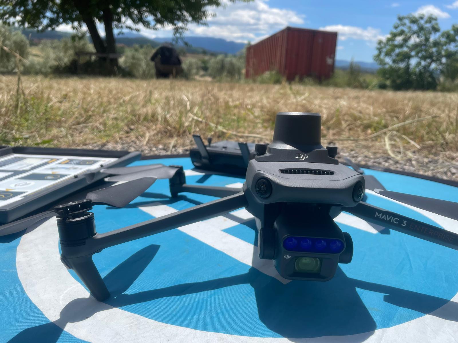 Drone DJI Mavic 3 Enterprise multispettrale pronto al decollo per rilievi aerei a supporto delle indagini archeologiche