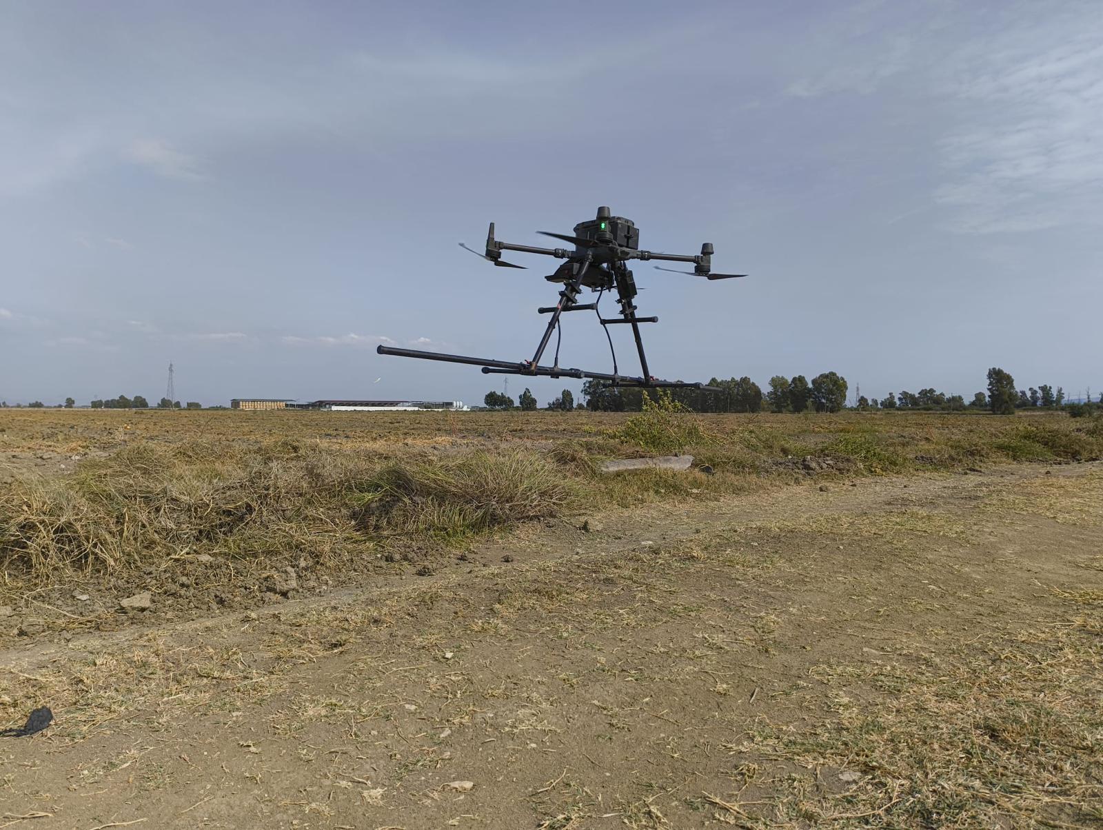 Sistema UAV con magnetometro aviotrasportato in fase di rilievo
