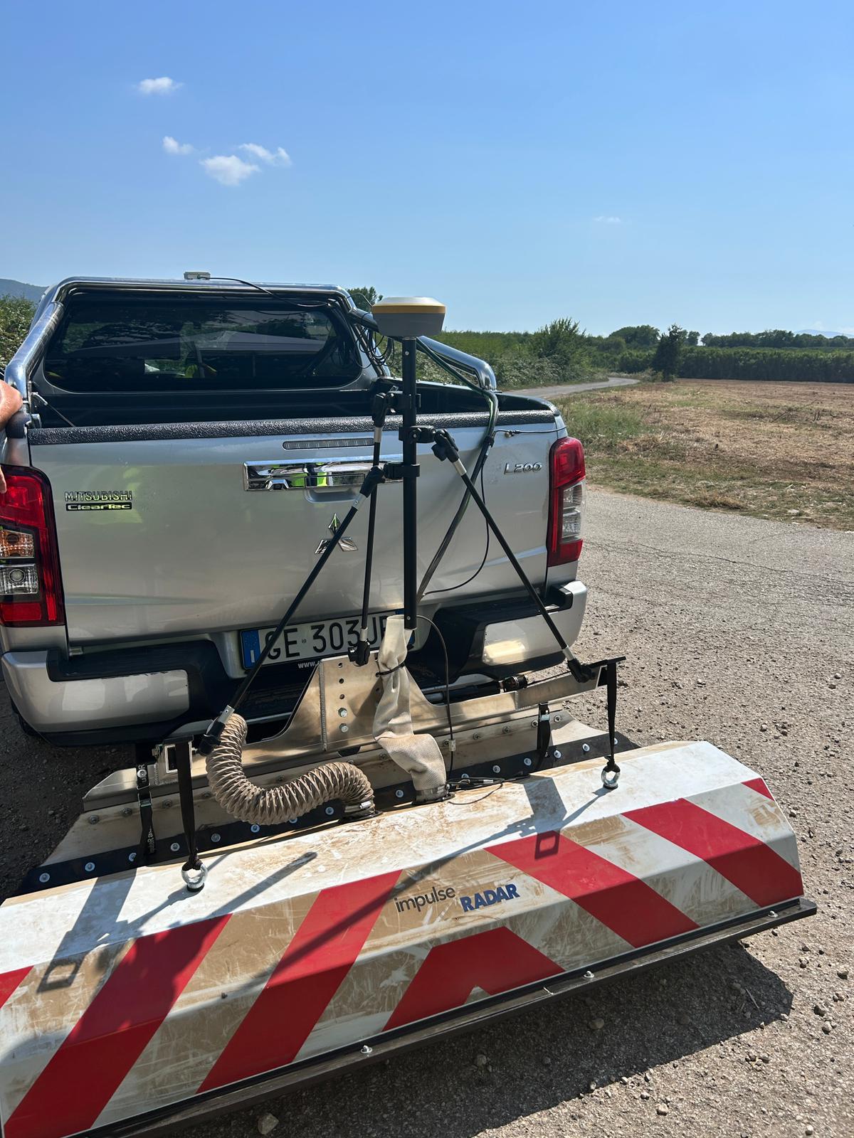 GPR Raptor multiarray Vehicle Mount con antenna GNSS su pick-up Mitsubishi L200