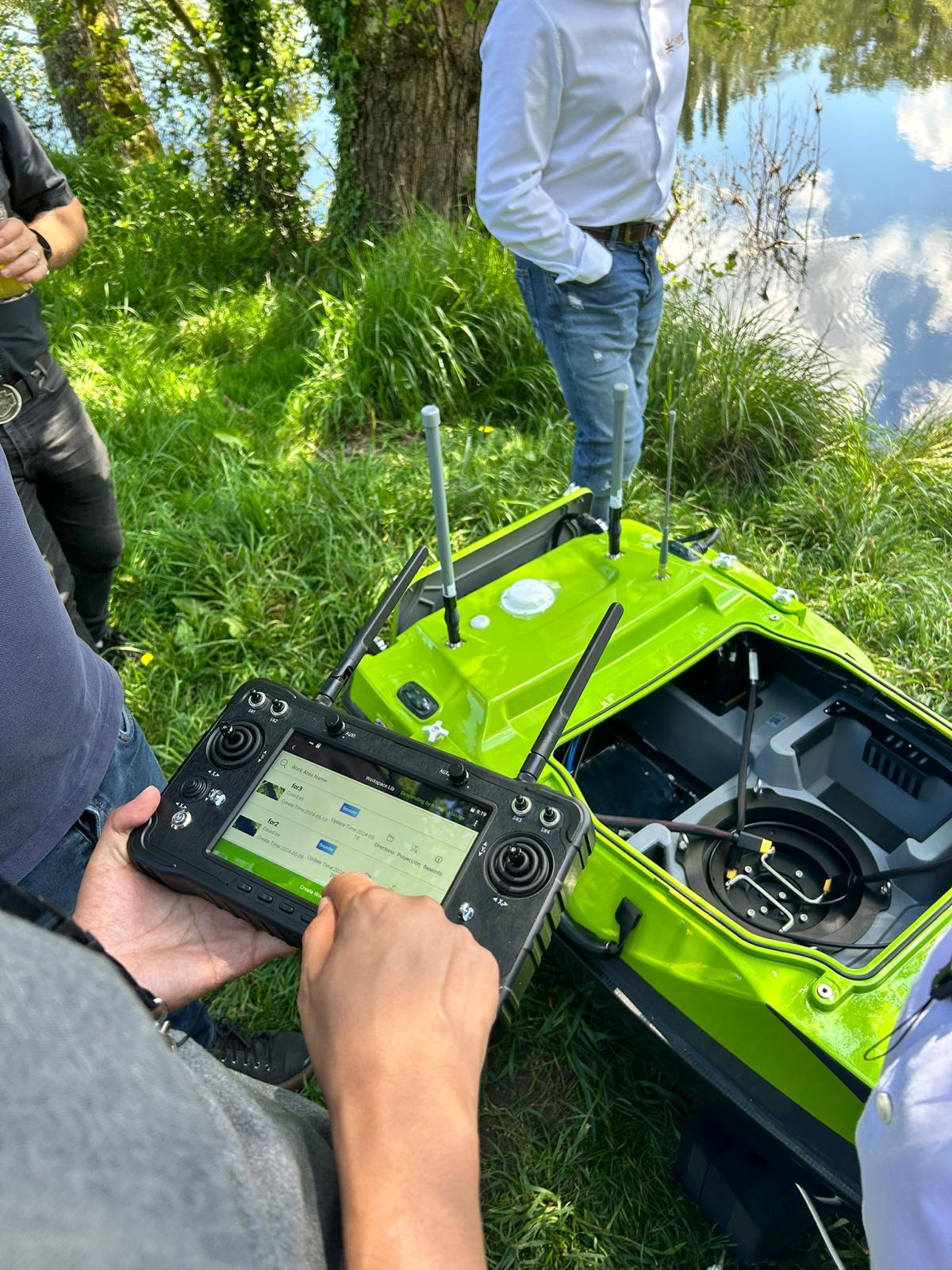 Radiocomando dell'USV Hydroboat con imbarcazione a riva pronta al varo
