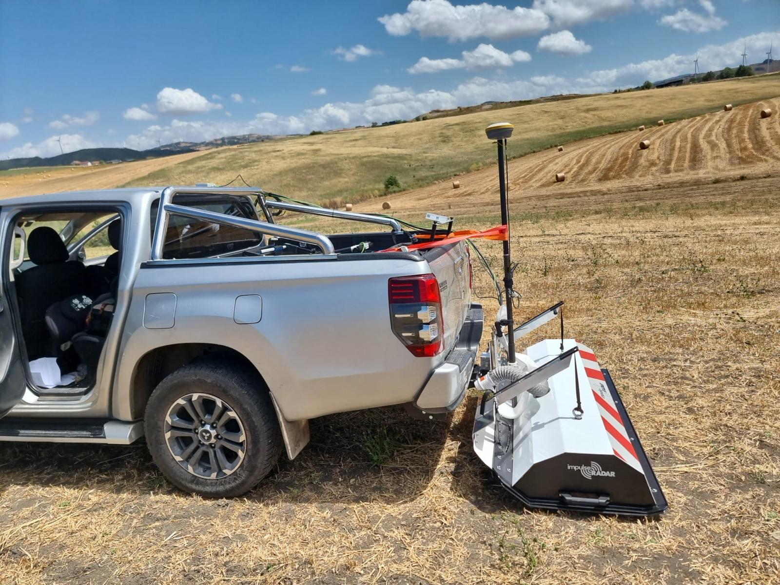 Rilievo Novatest in campo con pickup attrezzato e georadar ImpulseRadar